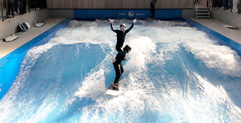 Das größte Indoor-Surfanlage der Welt